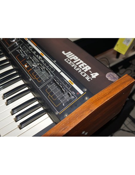 ROLAND JUPITER 4