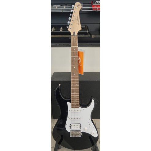 YAMAHA PACIFICA 012 BLACK