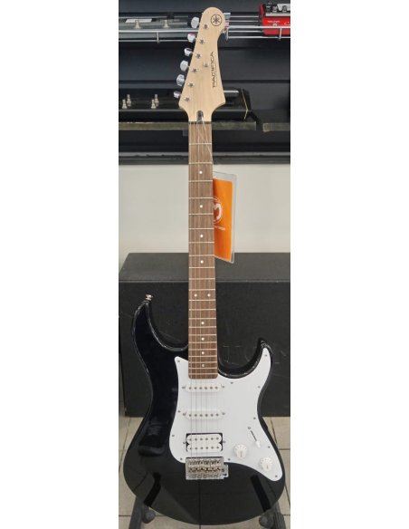YAMAHA PACIFICA 012 BLACK