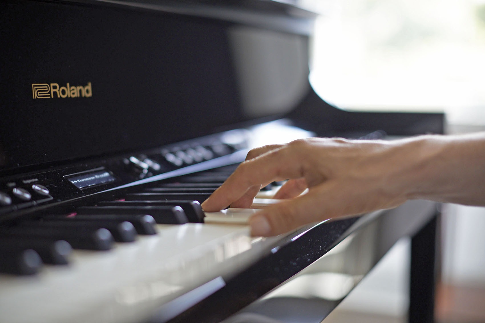 Roland serie LX700: pianoforti digitali premium con mobile